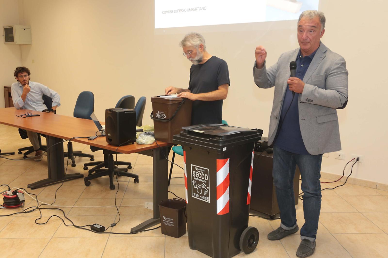 Parte la rimozione dei cassonetti 