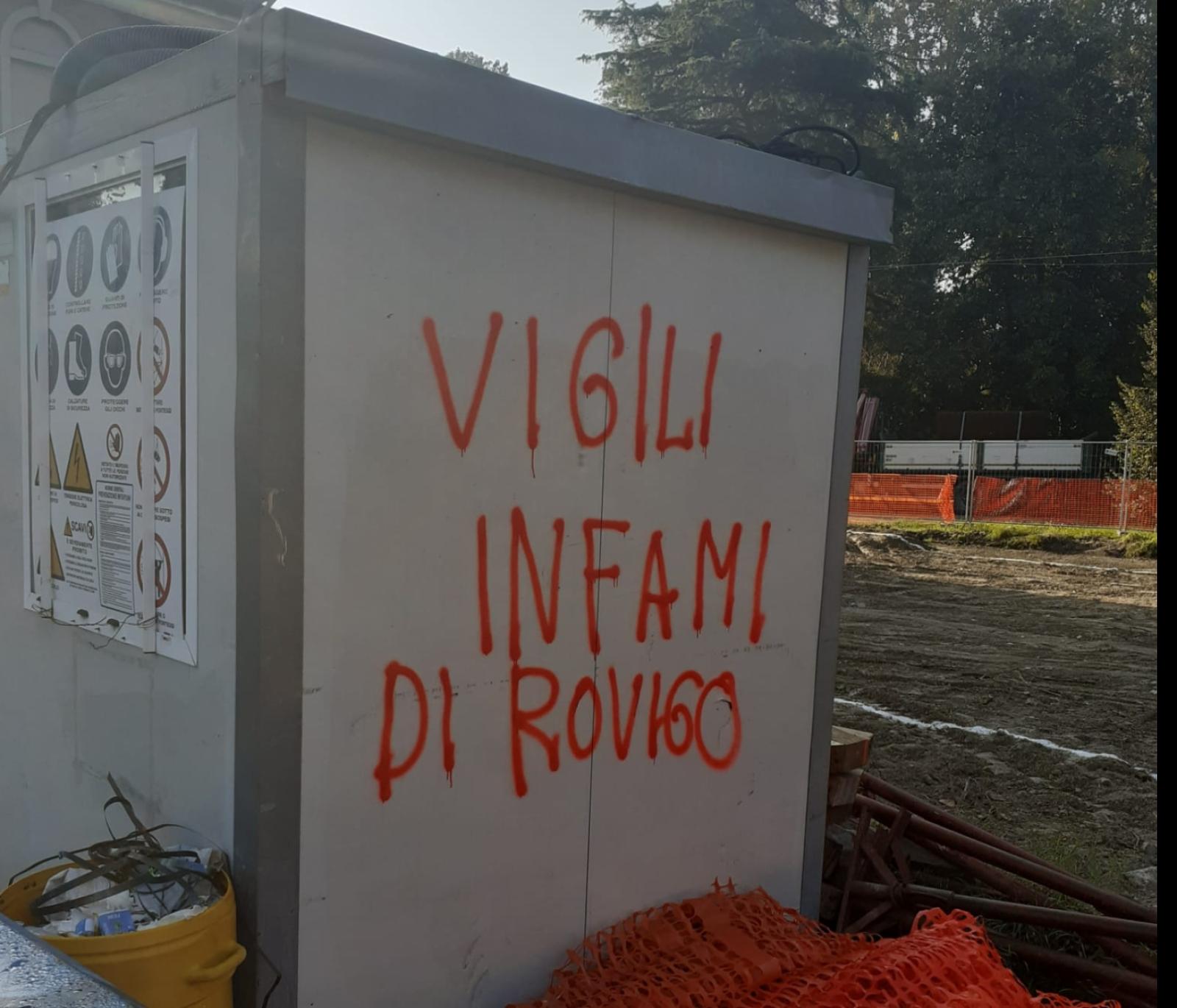 Scritte contro i vigili urbani: "Infami"