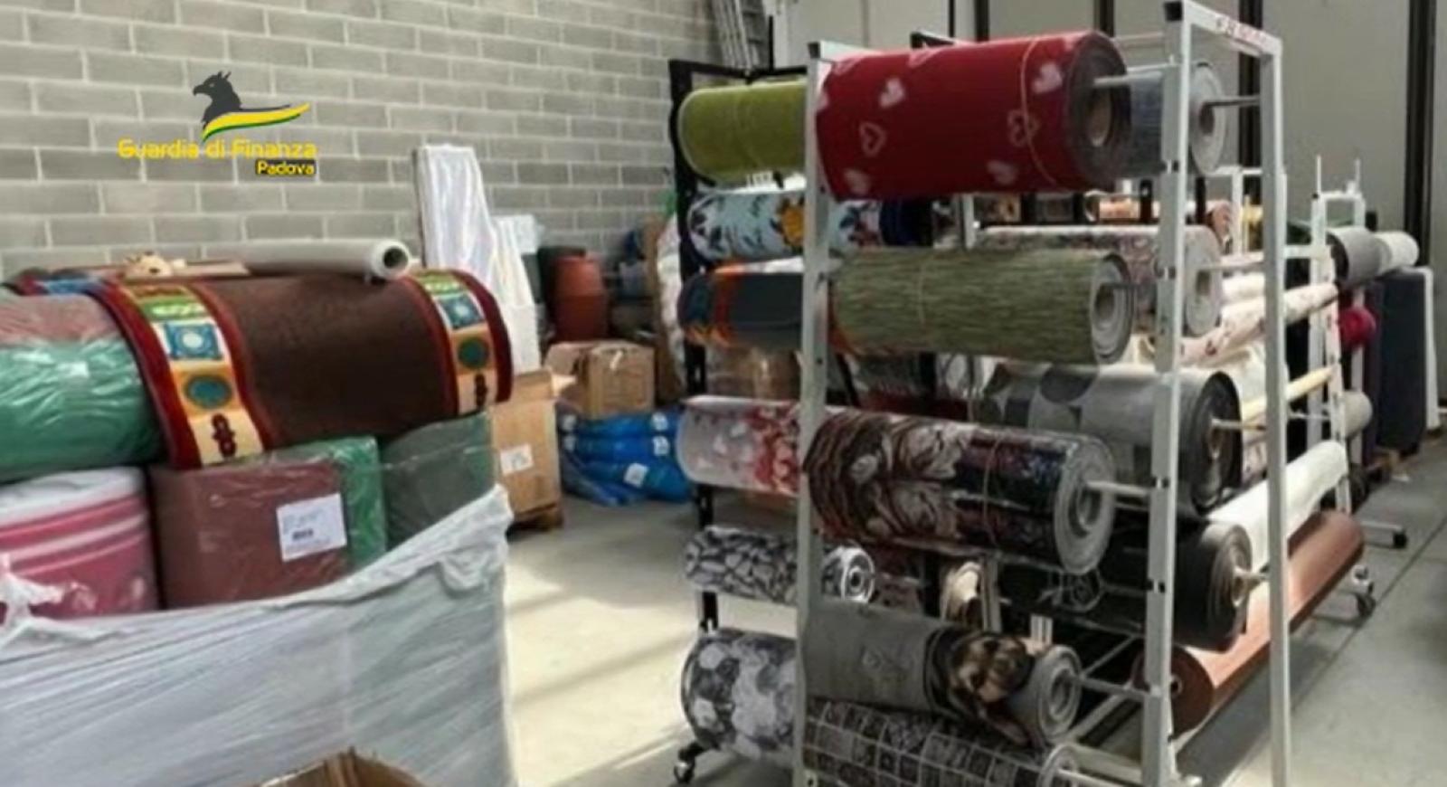 Tappeti, tovaglie e colle "illegali", maxi sequestro