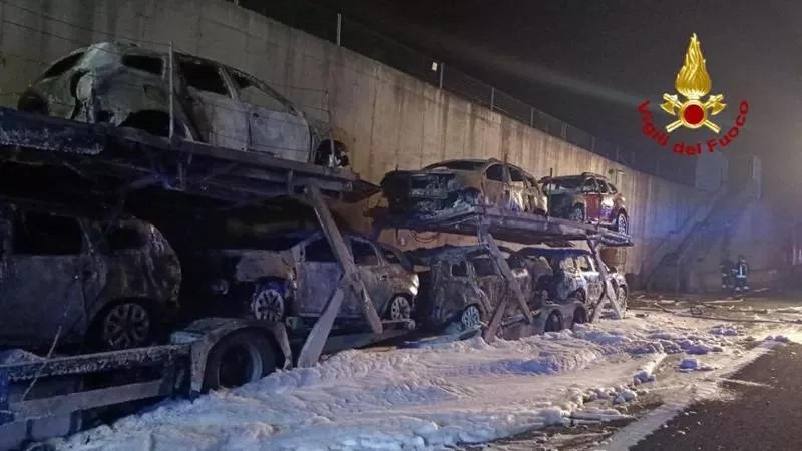 Fiamme in strada, a fuoco una bisarca