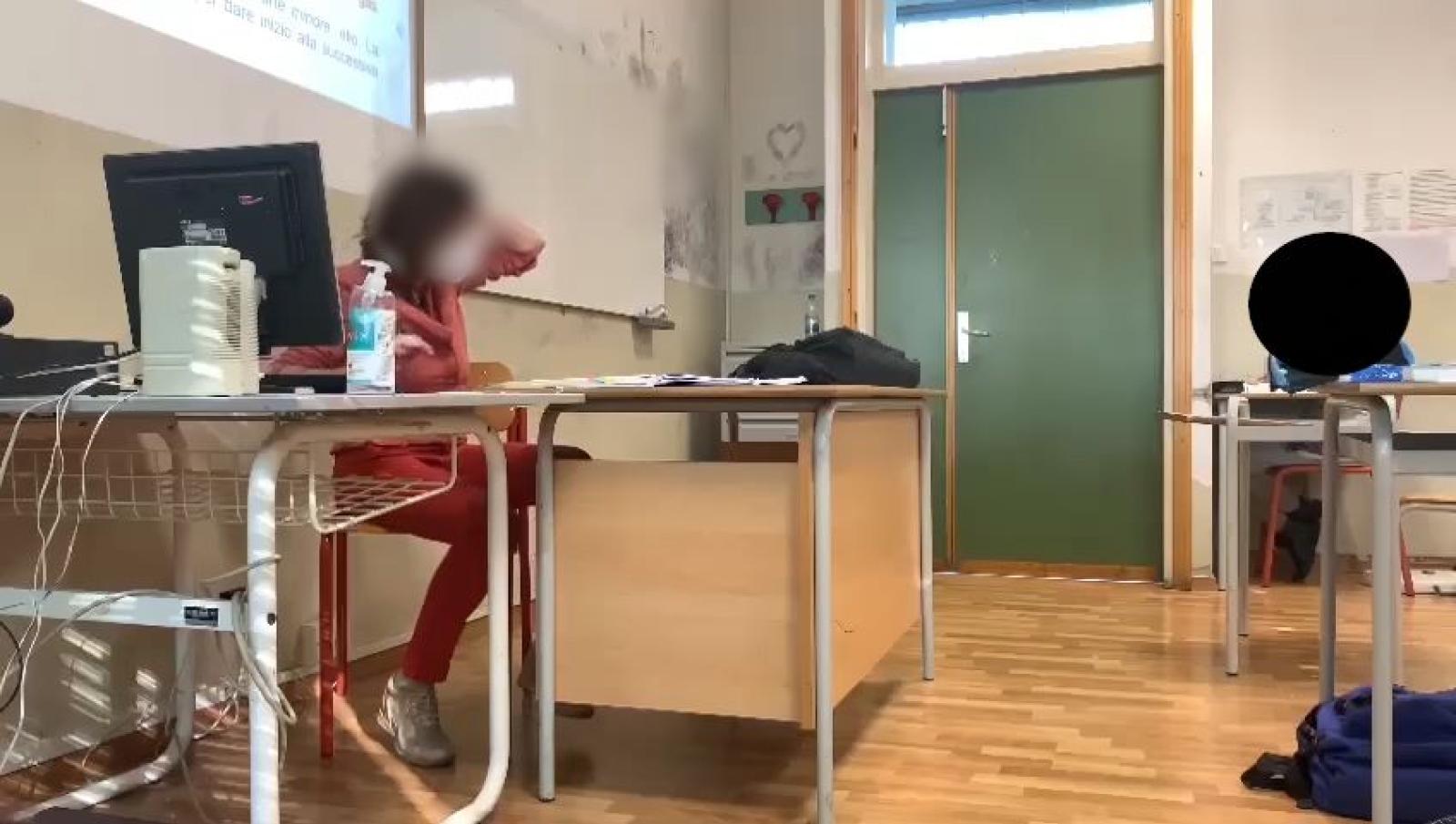 Un'immagine tratta dal video girato in classe  nel momento in cui vengono sparati i due colpi contro la prof