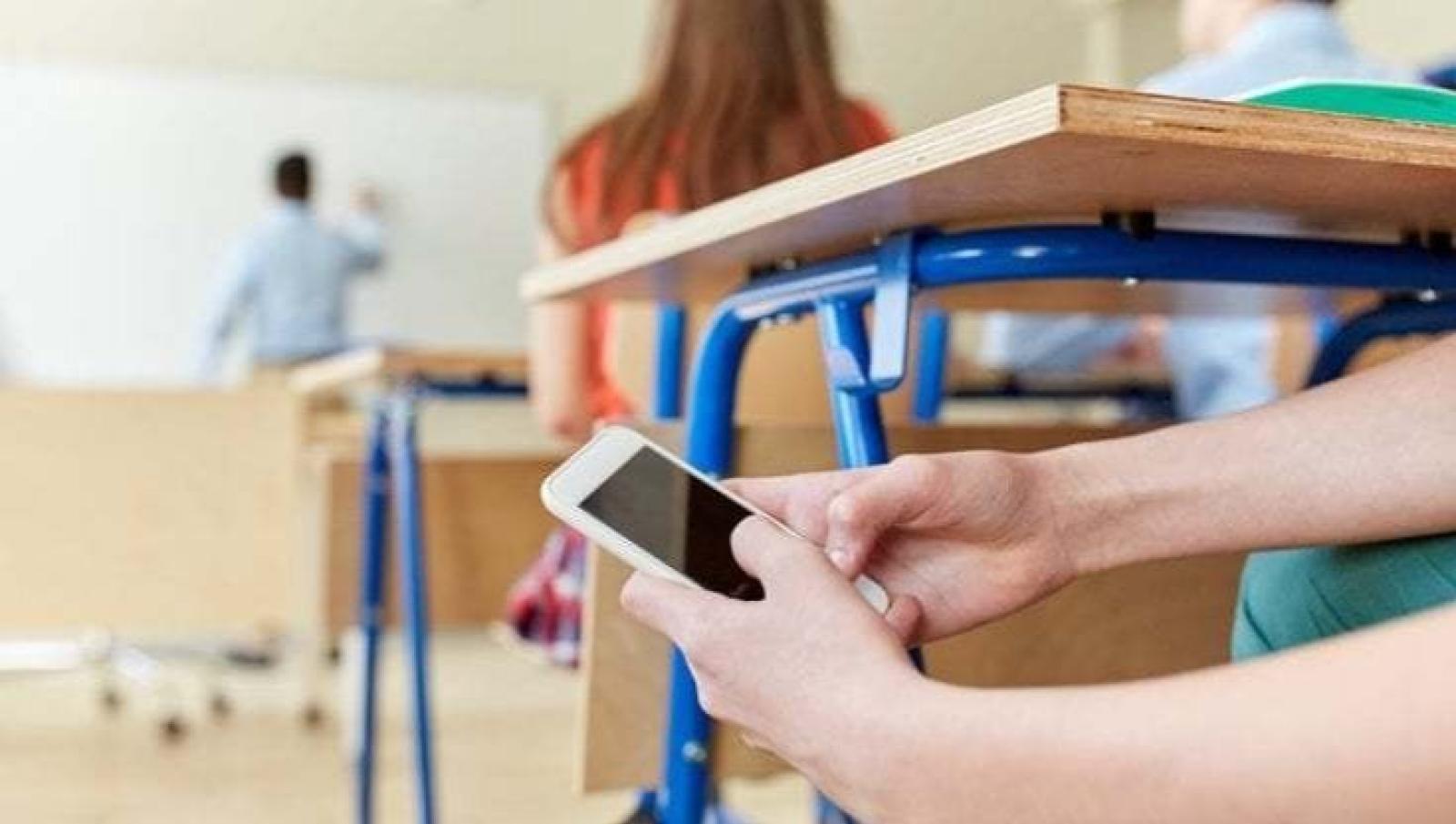 Cellulari vietati in classe, scatta la polemica