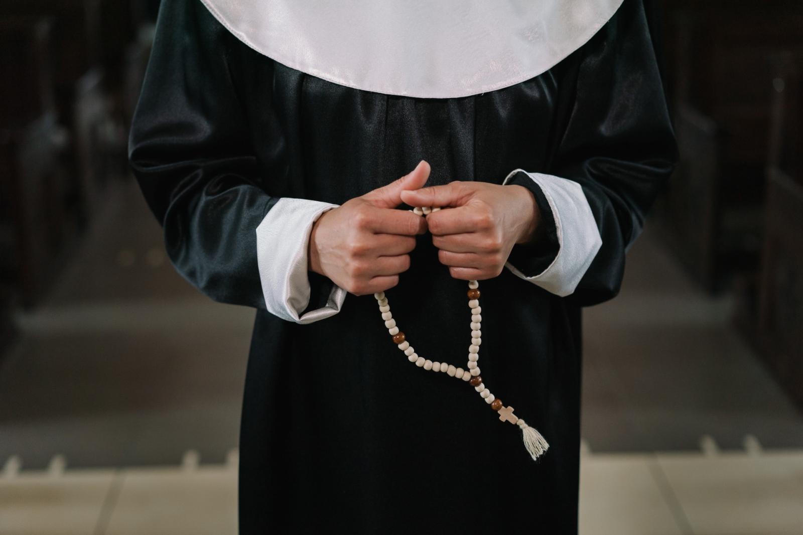 Evade travestito da suora, catturato