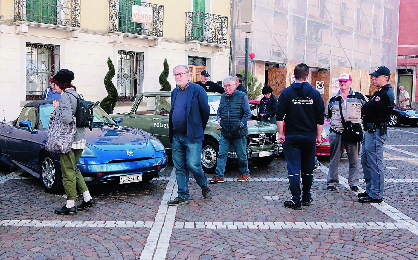Auto d&rsquo;epoca in mostra e in parata