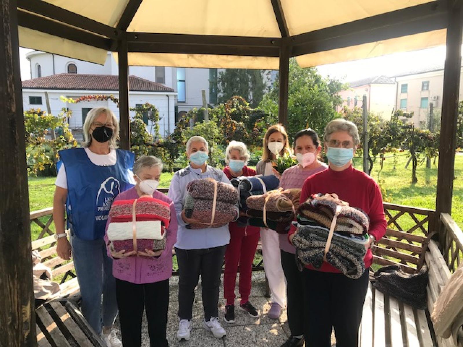 Calde coperte per i cuccioli senza famiglia