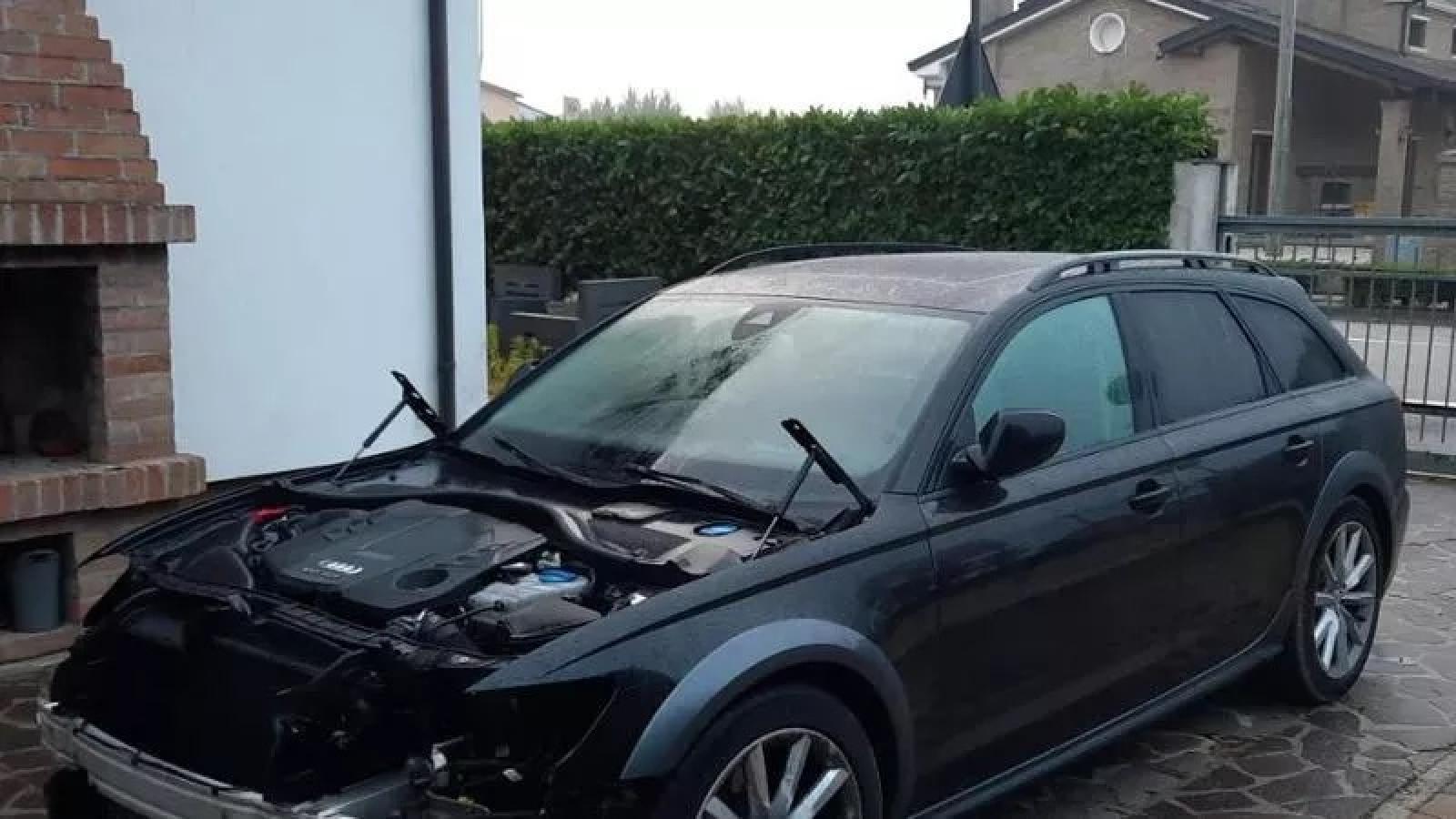 I ladri smontano le auto: sparito pure il cofano