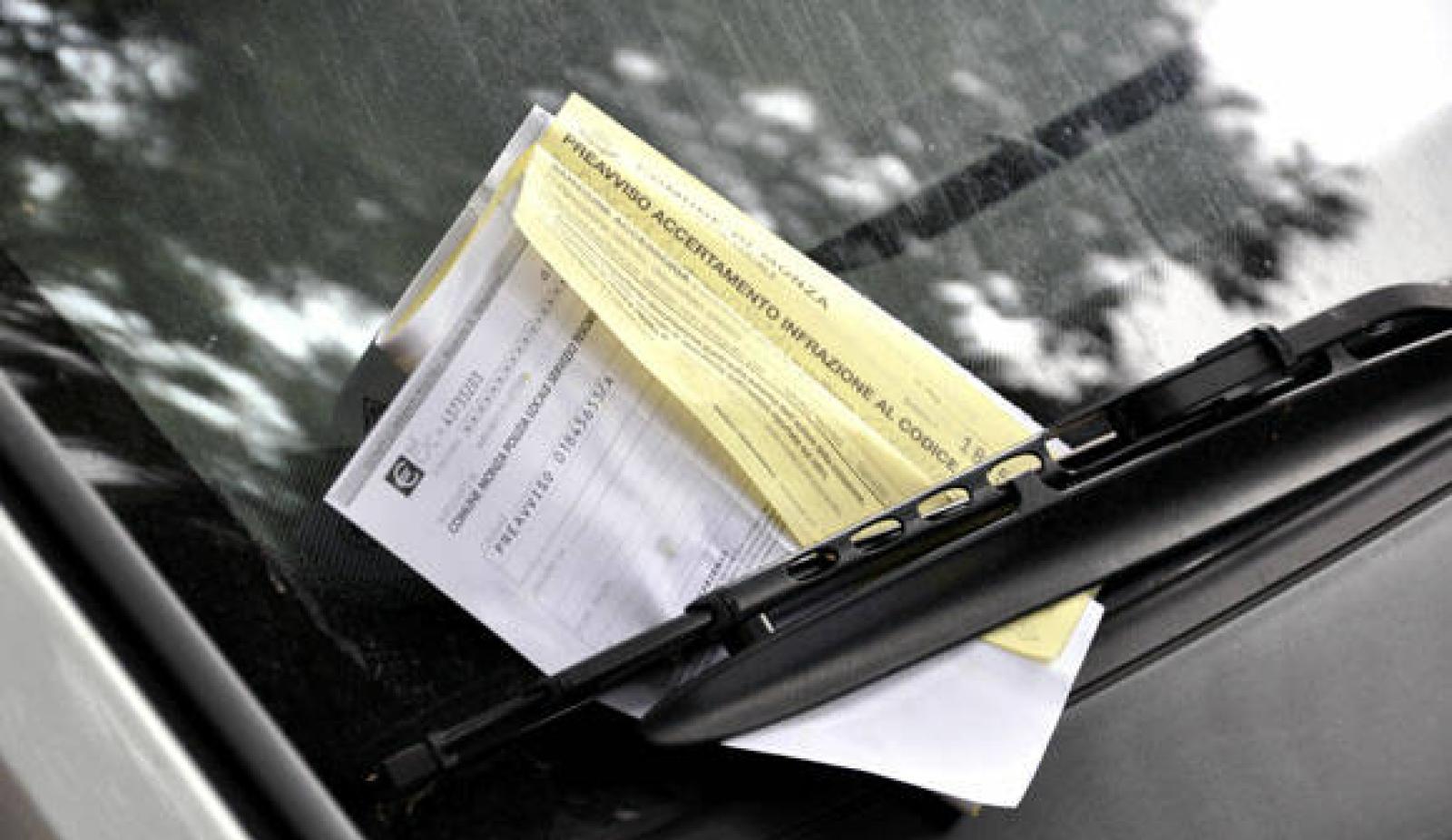 "Avevano promesso 100 posteggi, invece piovono multe"