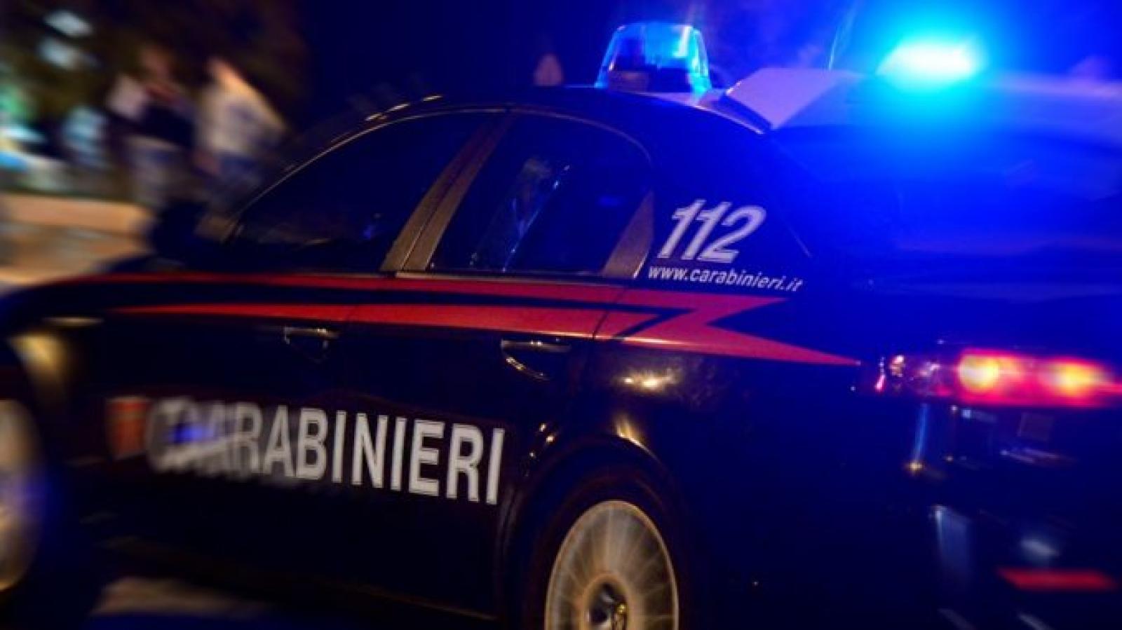 Cade nel canale e si frattura, salvata dai carabinieri