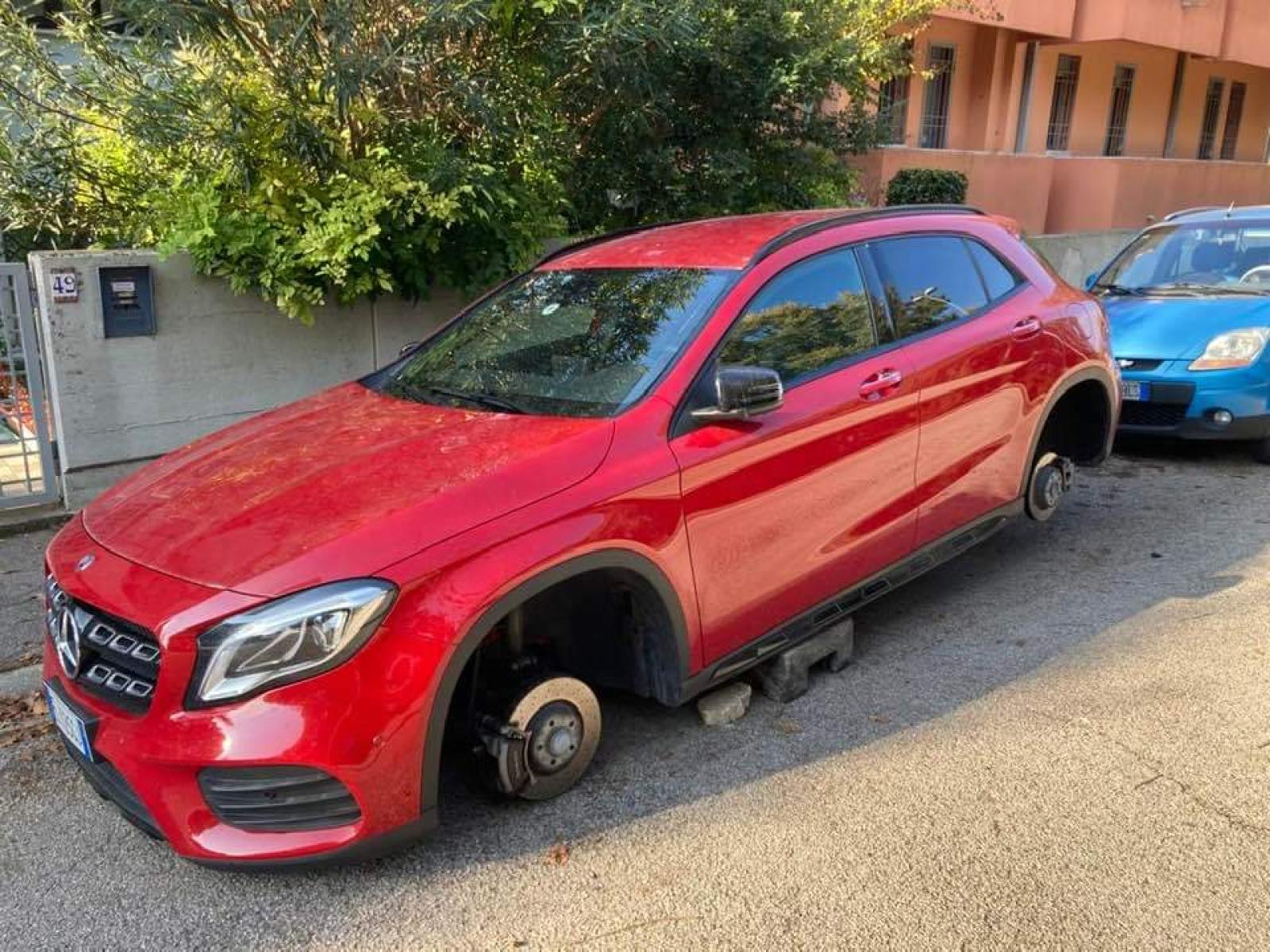 I ladri smontano le auto,  &egrave; allarme