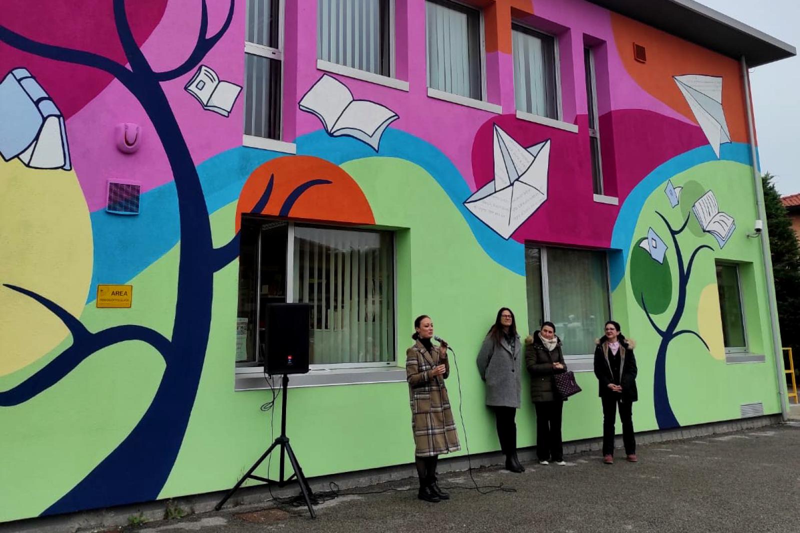 Un'esplosione di colori in biblioteca