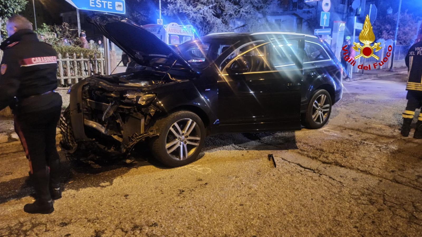 Scontro tra due auto, donna incastrata tra le lamiere