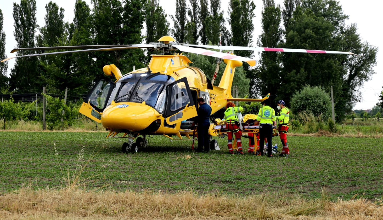 Si d&agrave; fuoco in strada, &egrave; gravissimo