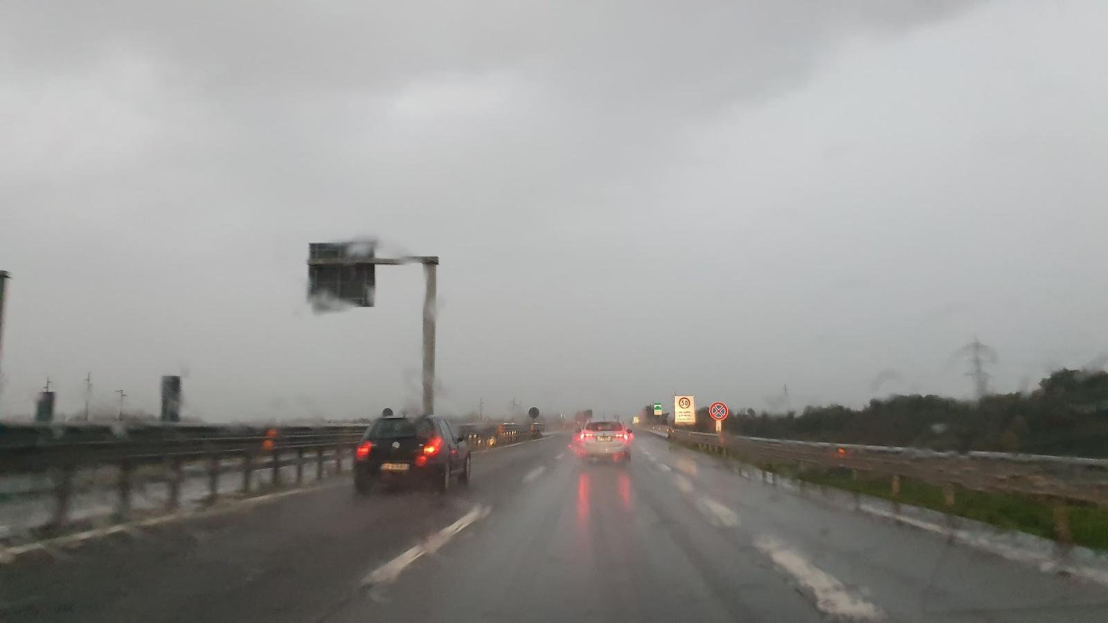 La pioggia apre una voragine in autostrada: una decina di auto danneggiate