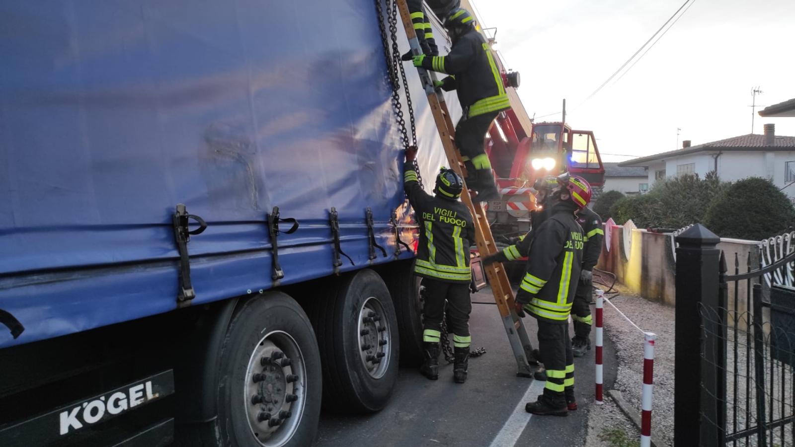 Tir carico si incastra nella via, lo liberano i pompieri