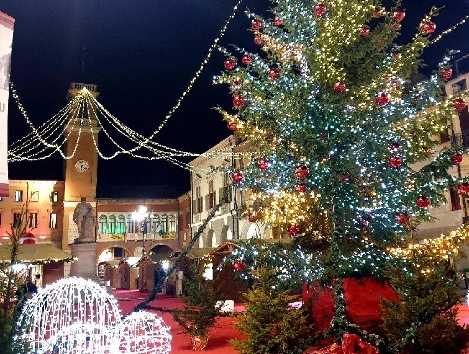 L'atmosfera delle festa, tra mercatini e Torre Don&agrave; 