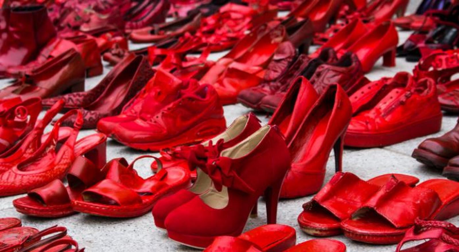 Scarpette rosse in piazza Annonaria 