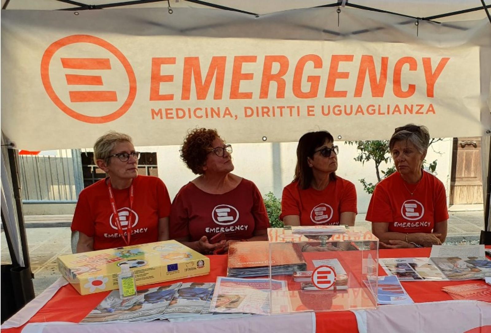 I volontari di Emergency in piazza con i panettoni