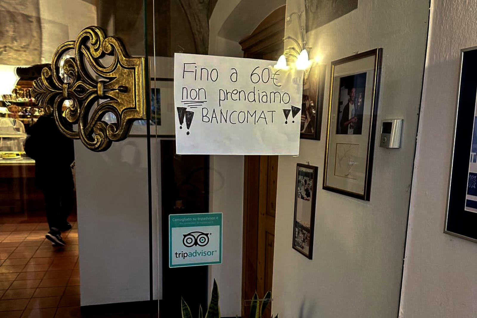 La pasticceria: "Fino a 60 euro niente bancomat"