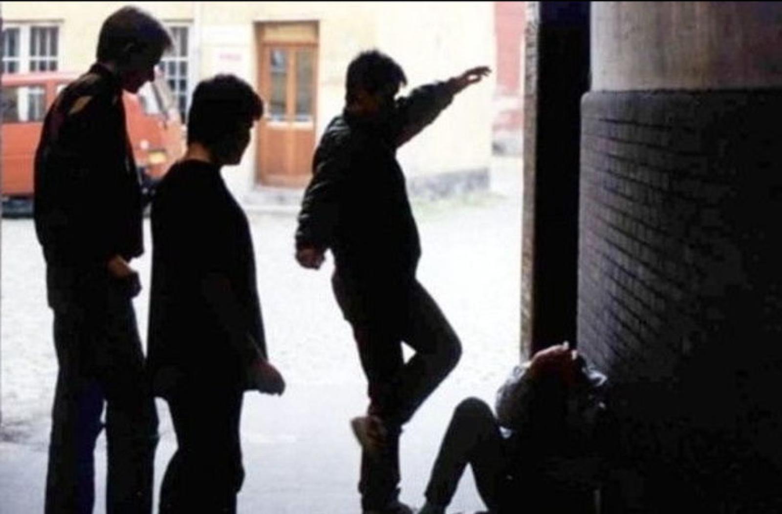 Aggredito a calci e pugni per rapinarlo