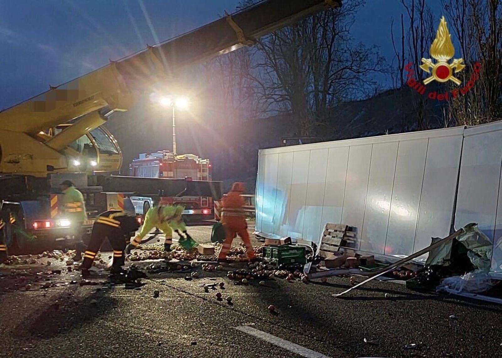 Tir perde un carico di mele in A22