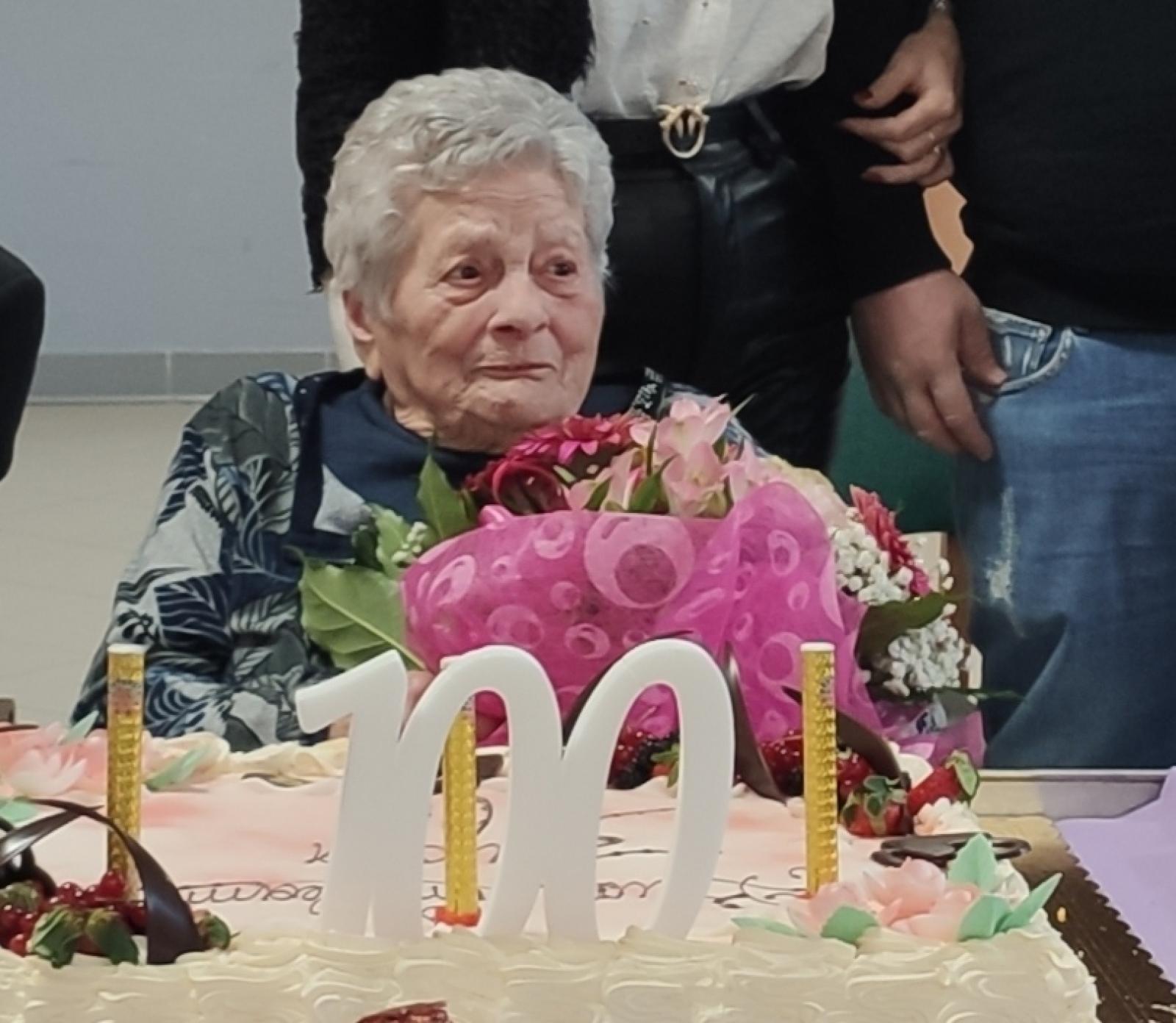 Nonna Lucia dice cento!