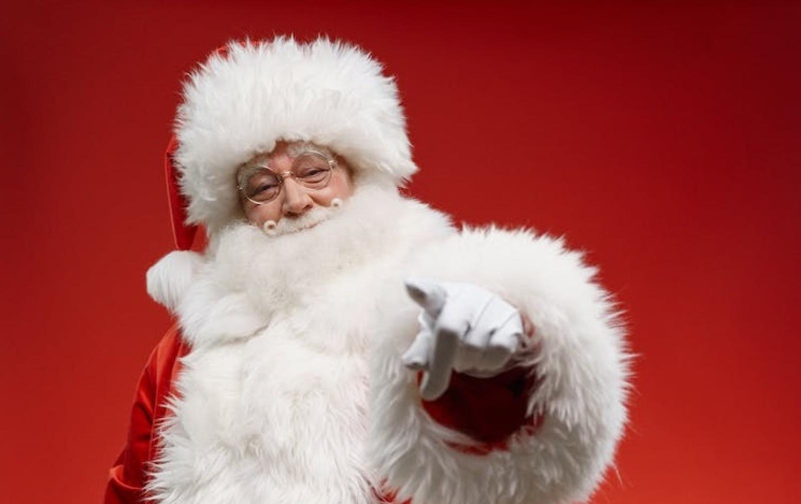 I Babbi di Natale pronti ad invadere la piazza del paese