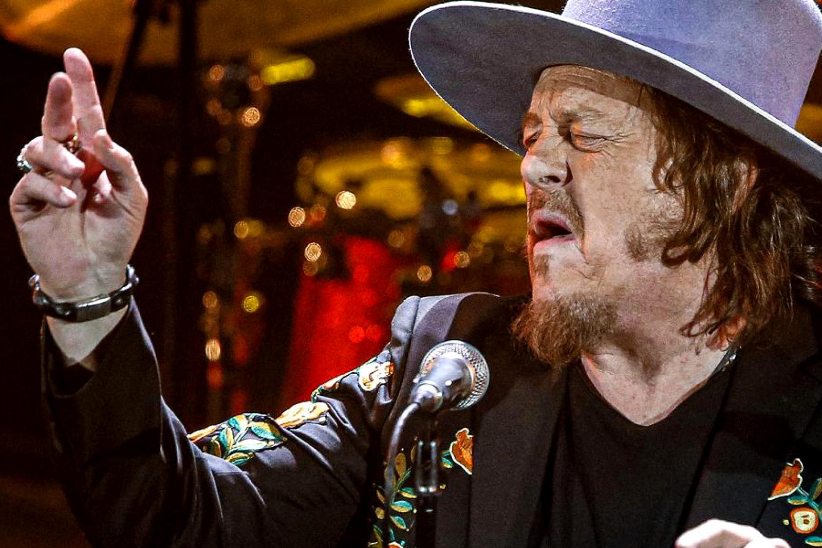 Un'auto stracarica di doni ai bisognosi. La manda Zucchero