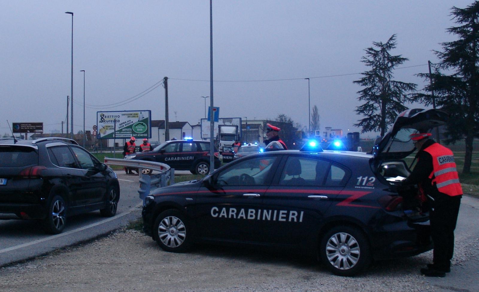In macchina con gli arnesi da scasso: denunciata una coppia