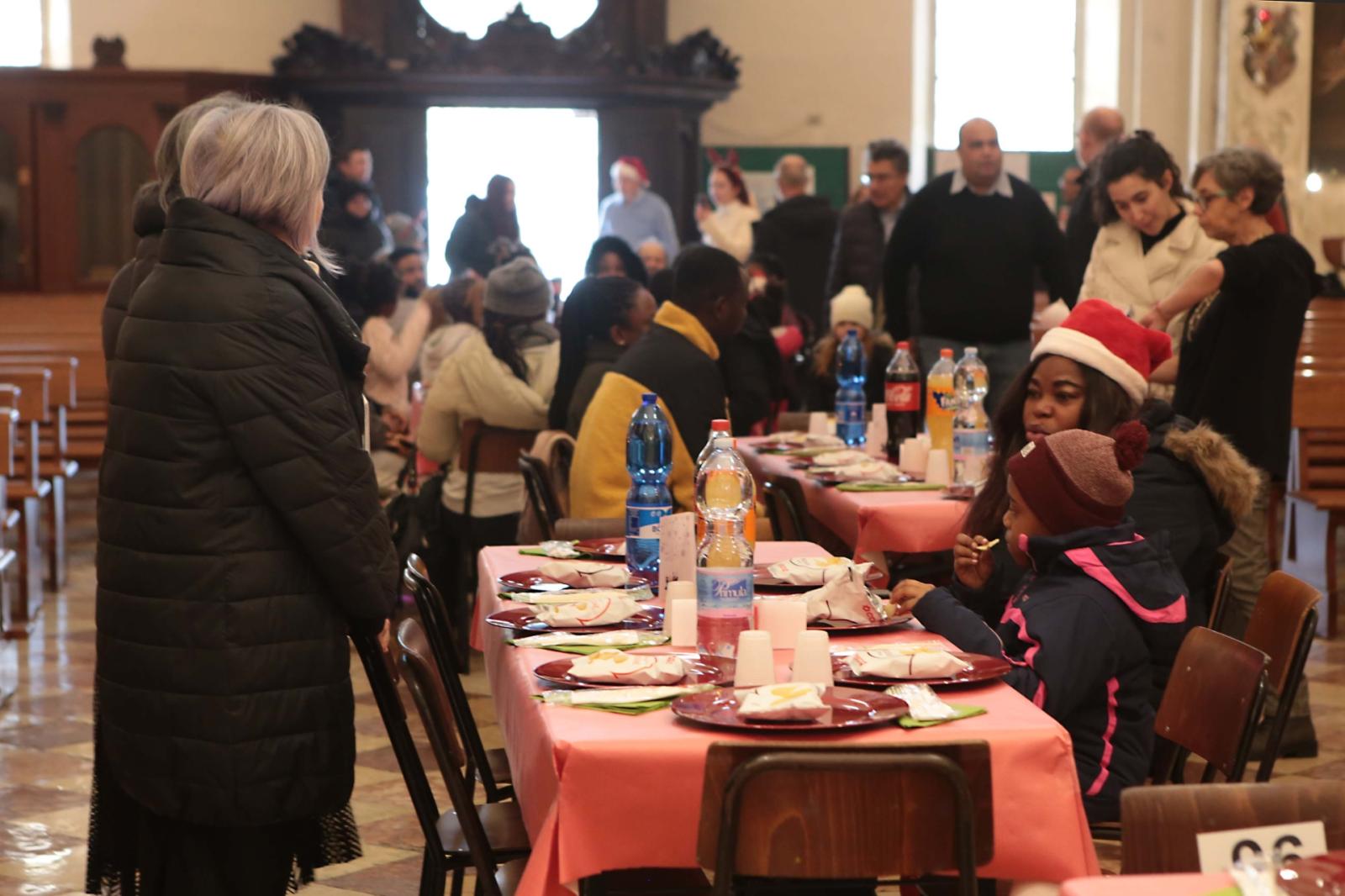Un pranzo di Natale speciale per chi &egrave; solo