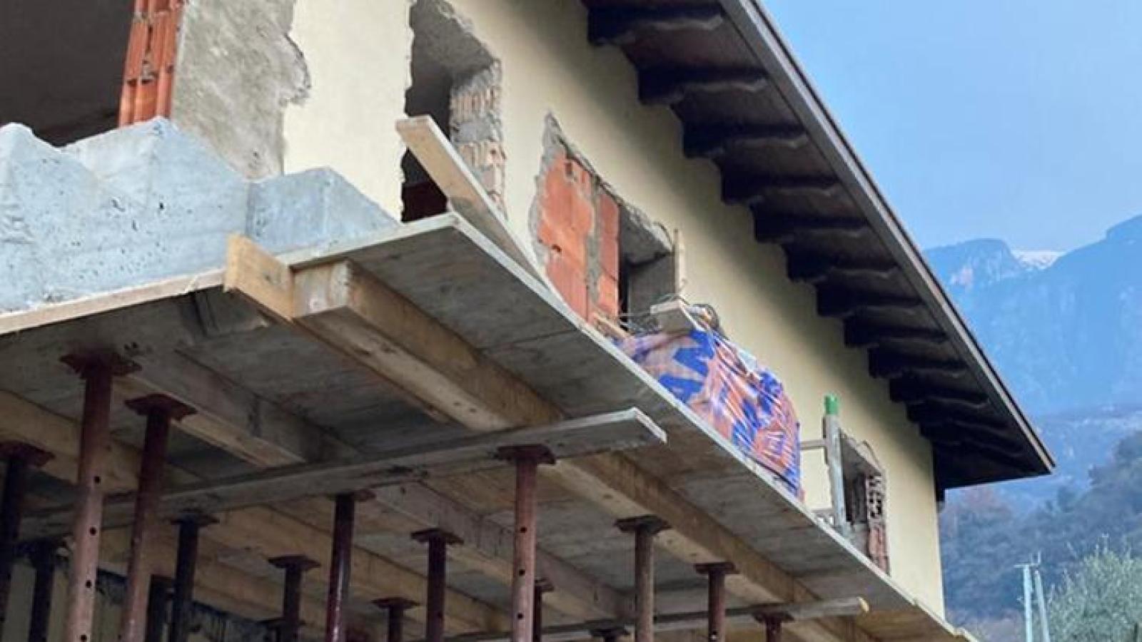 Muore cadendo da una impalcatura