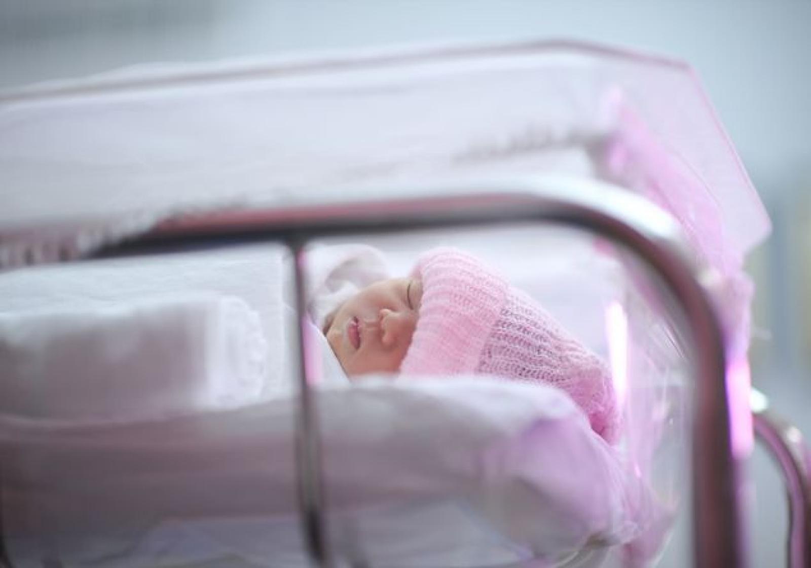 Lascia il neonato in ospedale: "Non posso mantenerlo"