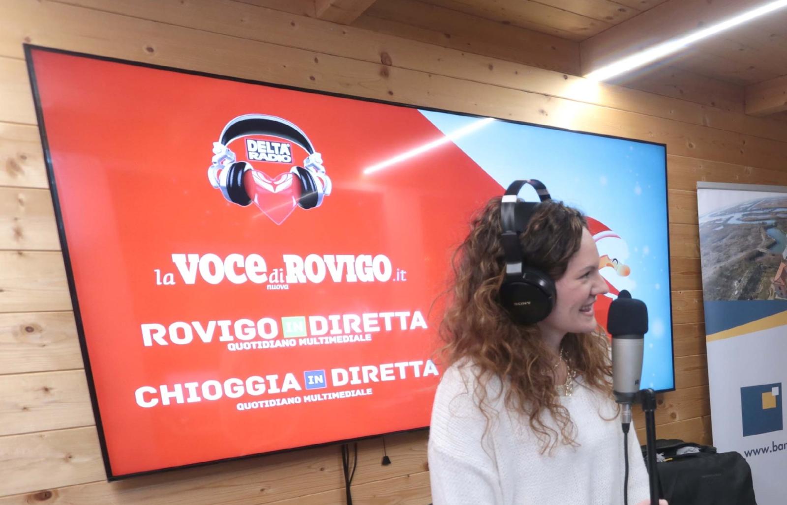 La "casetta di Delta Radio al Mercatino di Natale di piazza Vittorio Emanuele, a Rovigo