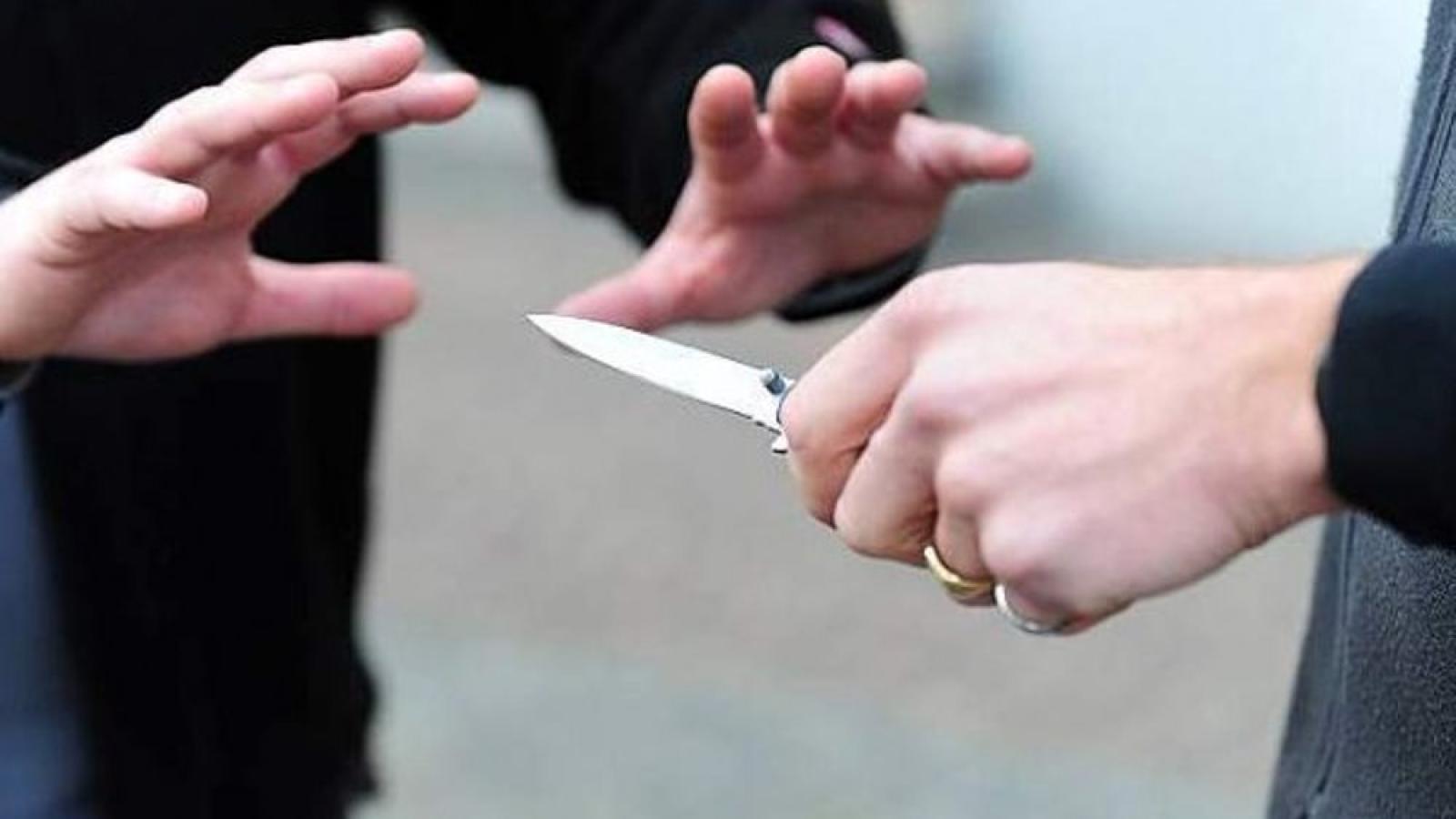 Ragazza minaccia i passanti col coltello, poi aggredisce i vigili: arrestata