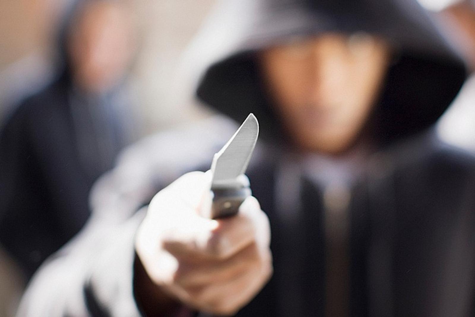 Ragazza minaccia i passanti col coltello, poi aggredisce i vigili: arrestata