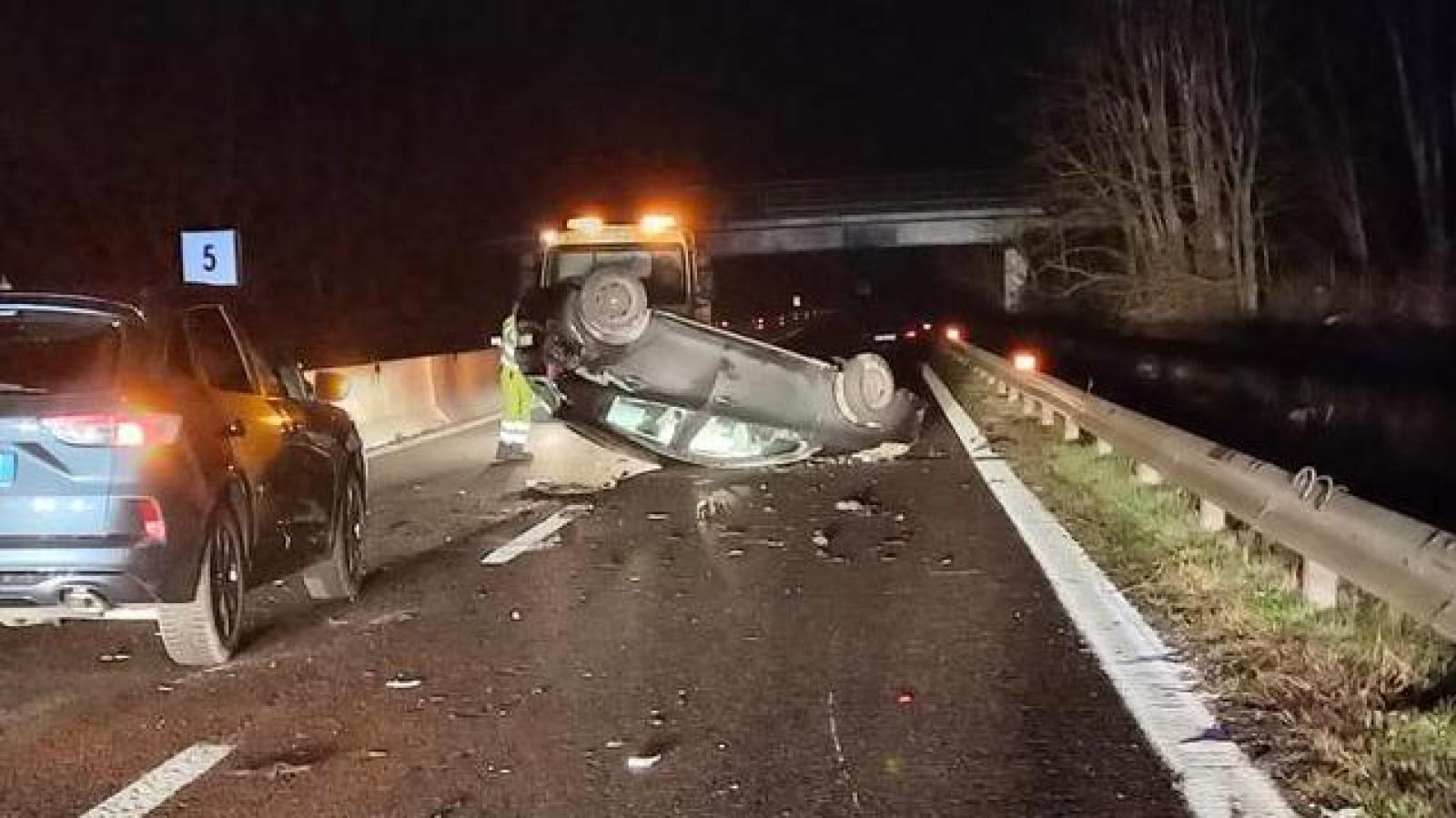 Cerca da mangiare mentre guida, l'auto si ribalta