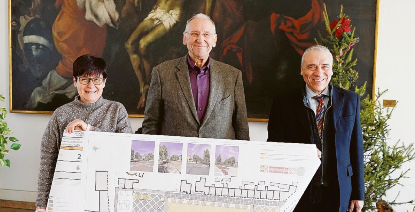 Davanti alla Rotonda lecci e rose