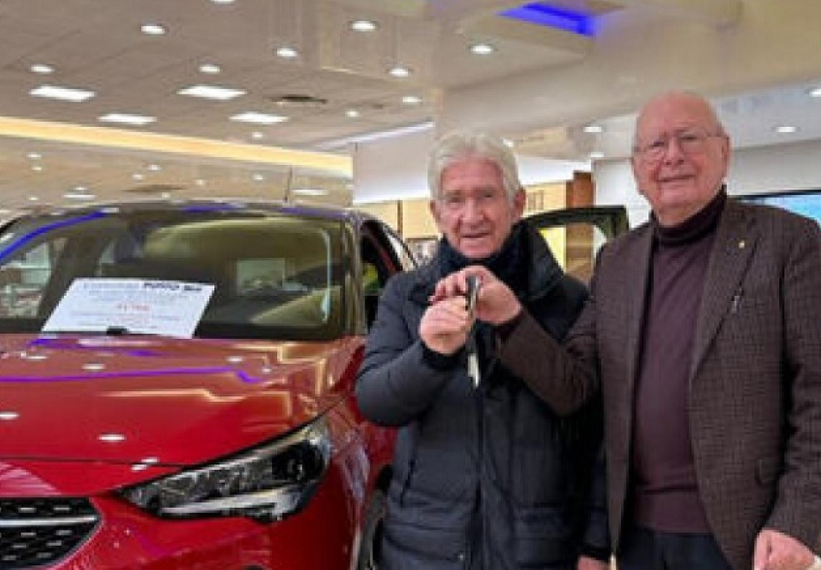 Entra in negozio, vince un'auto