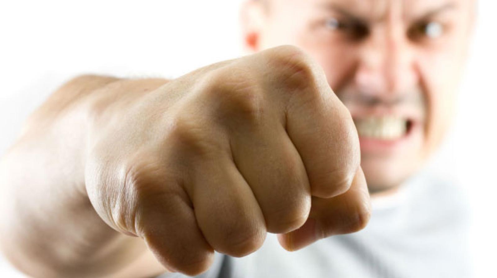 Rimprovera studente, prof picchiato dal padre