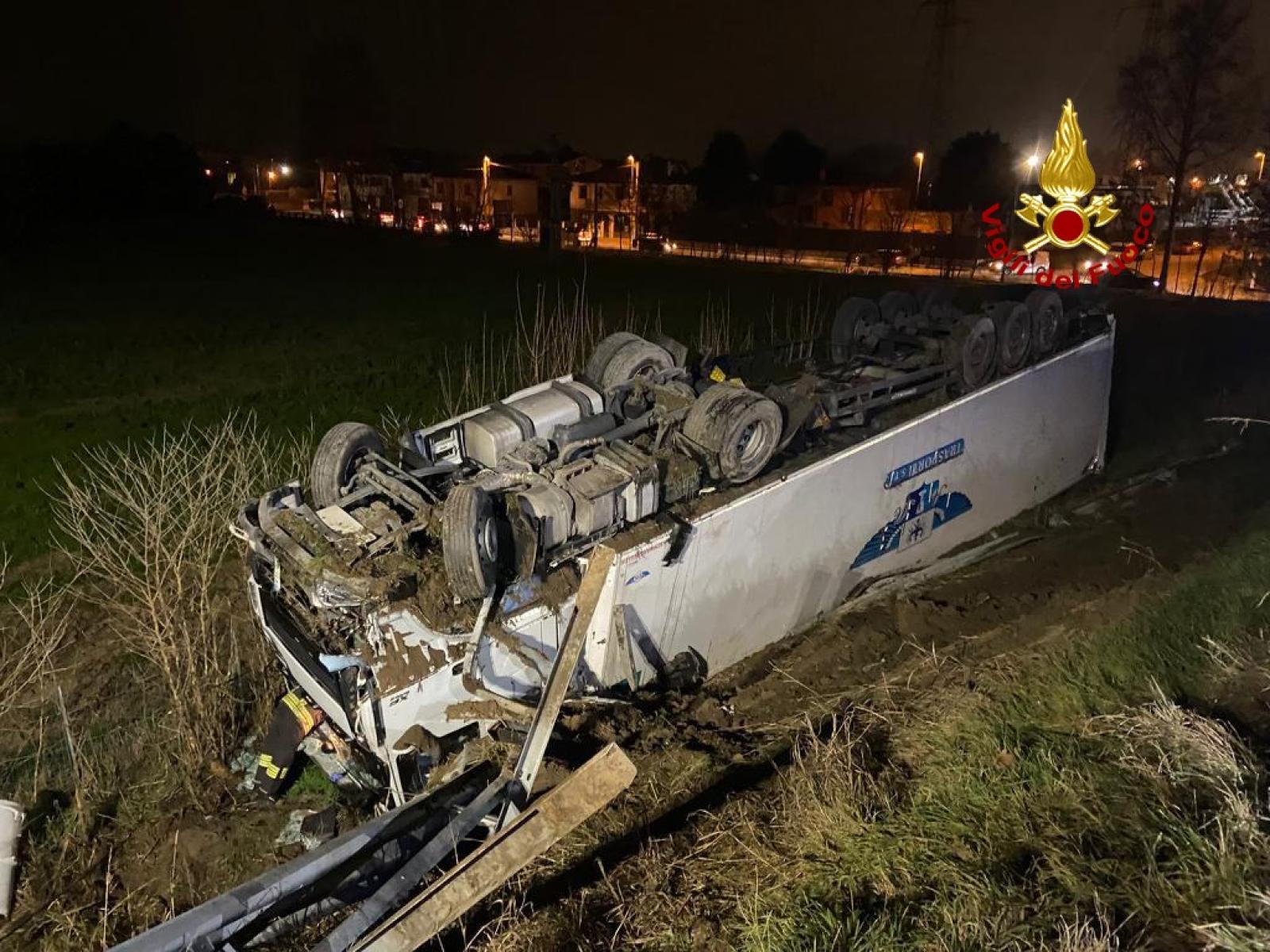 Camion si ribalta, estratto l'autista