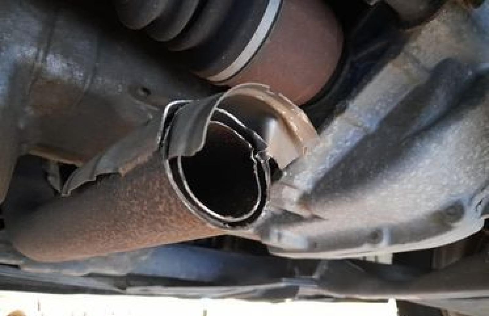 I ladri fanno a pezzi le auto e prendono i catalizzatori