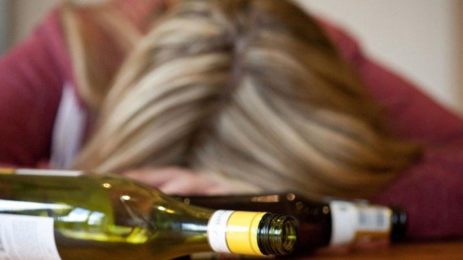 Ragazzina in coma etilico, barista a processo