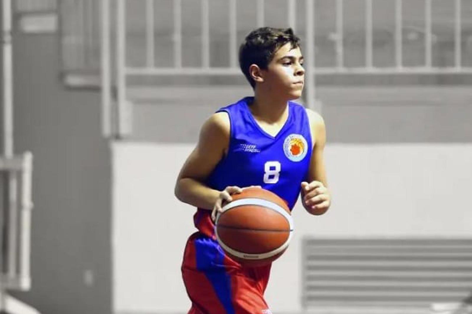 Simone si fa subito notare