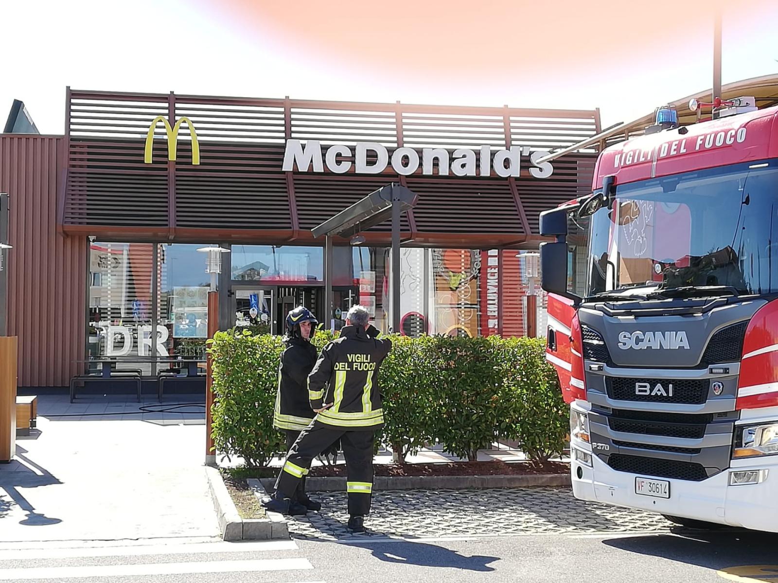 Bimbo rimane incastrato in uno spartitraffico