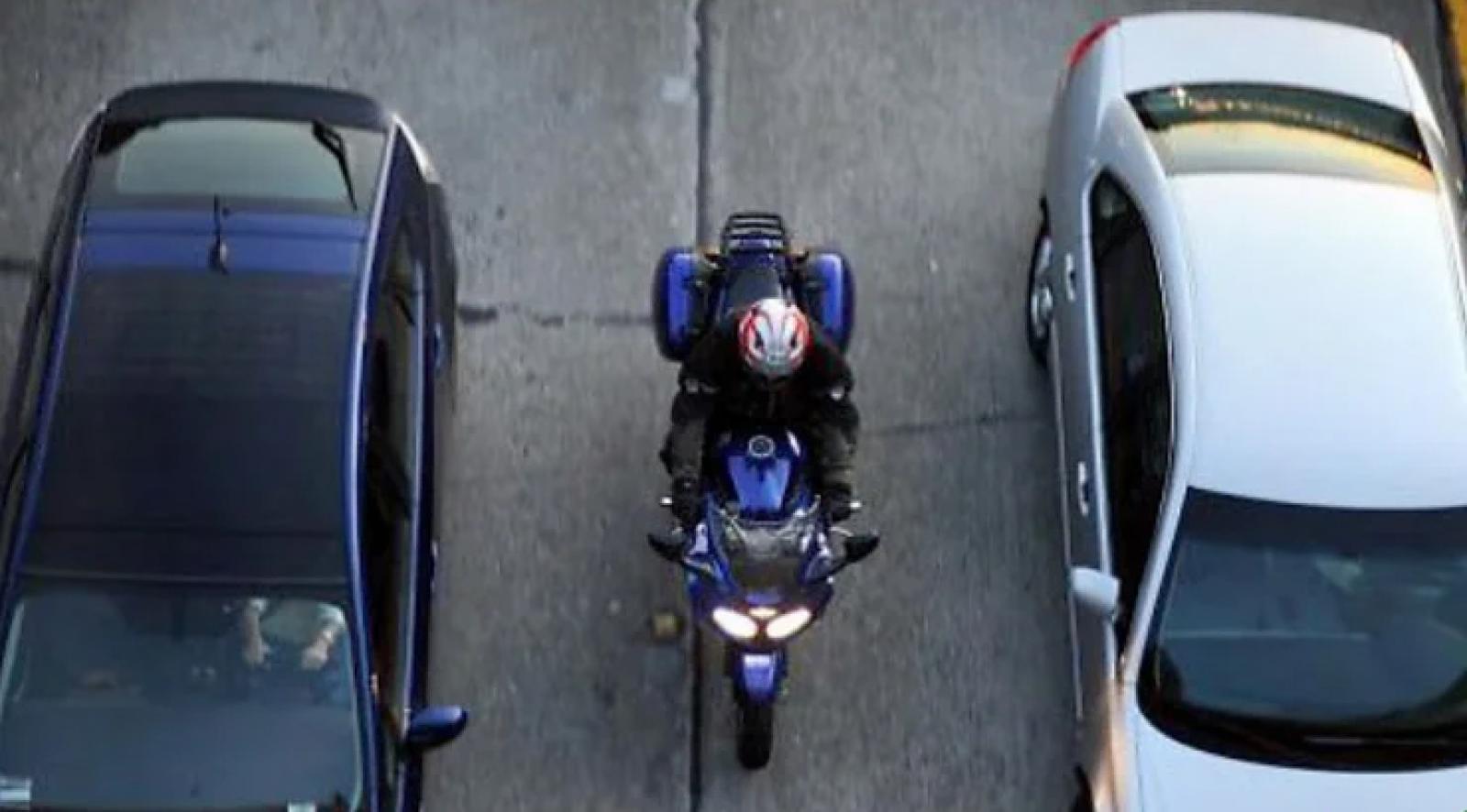 Una moto pu&ograve; superare le auto incolonnate?