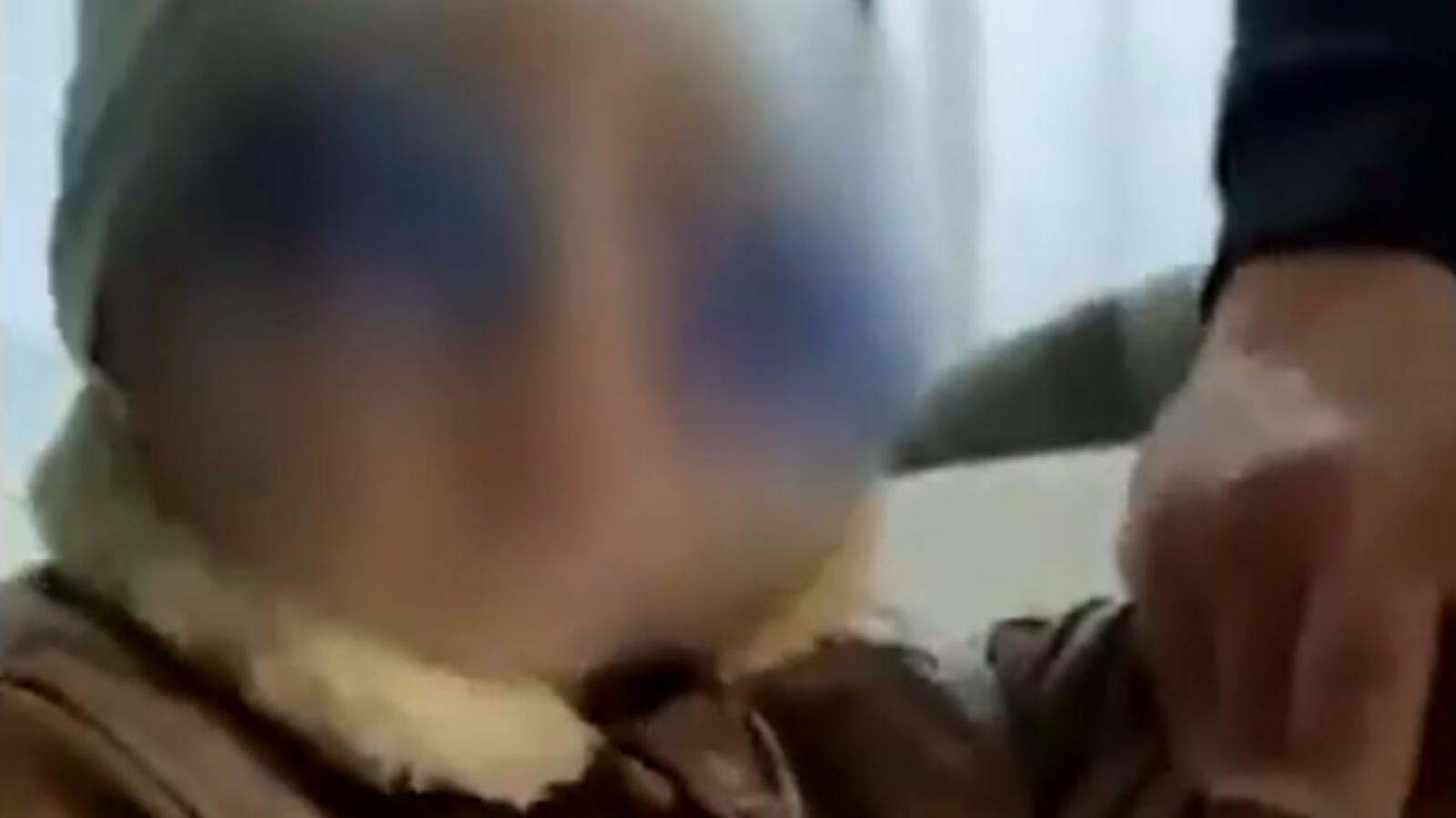 Agghiacciante: vestono il bimbo come il boss