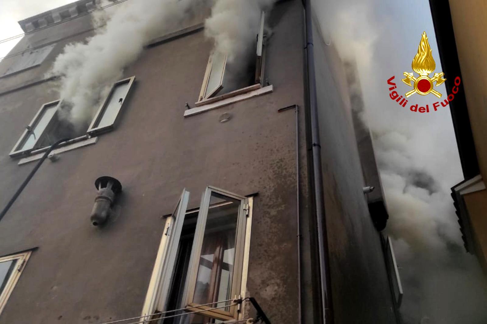 Voleva spegnere le fiamme, &egrave; grave un 55enne