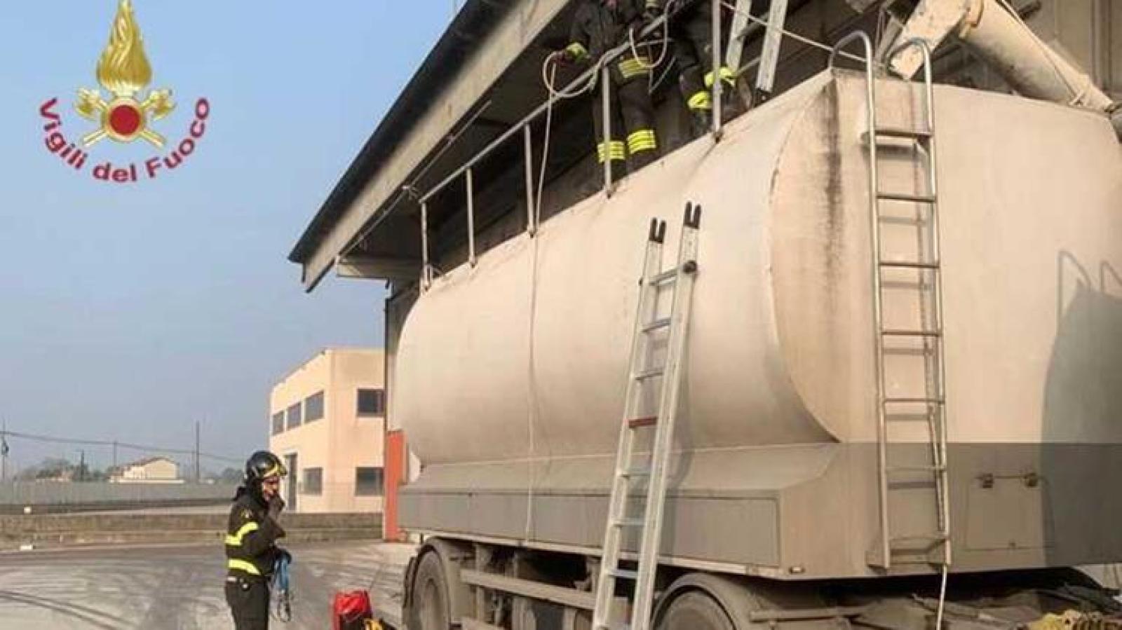 Cade nella cisterna del suo camion: morto
