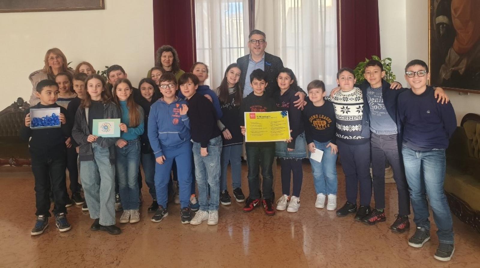 Un fiocco blu per combattere il bullismo 