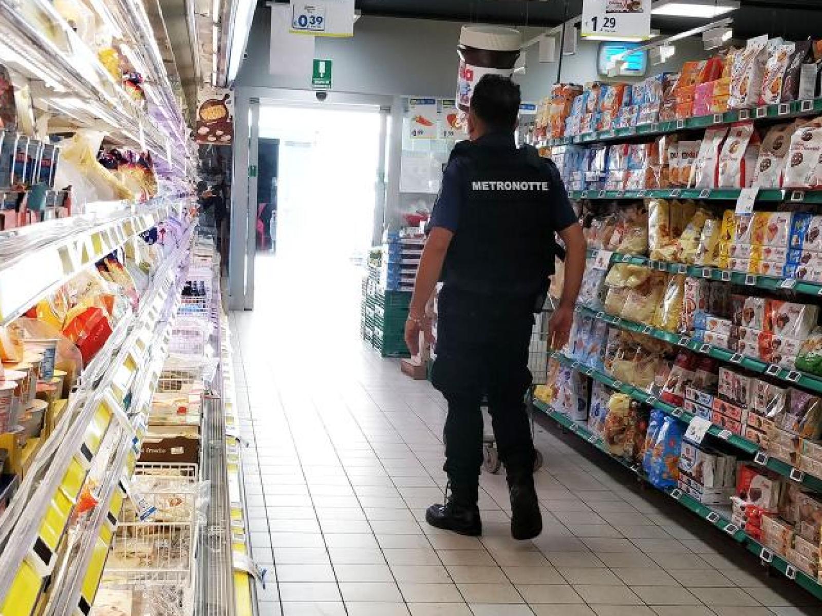 Vigilantes del supermercato ruba tra gli scaffali