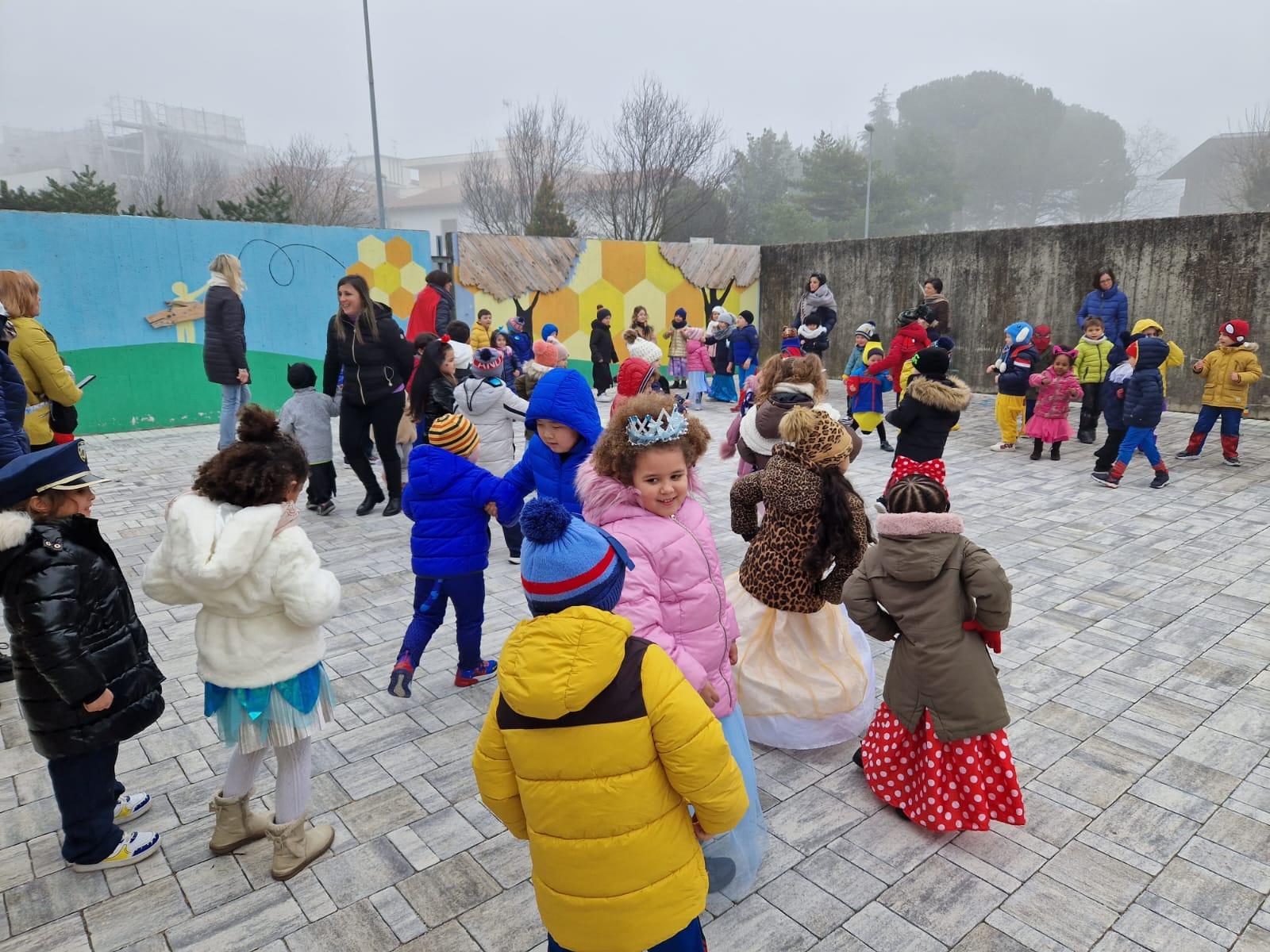 I bambini festeggiano il Carnevale in piazza